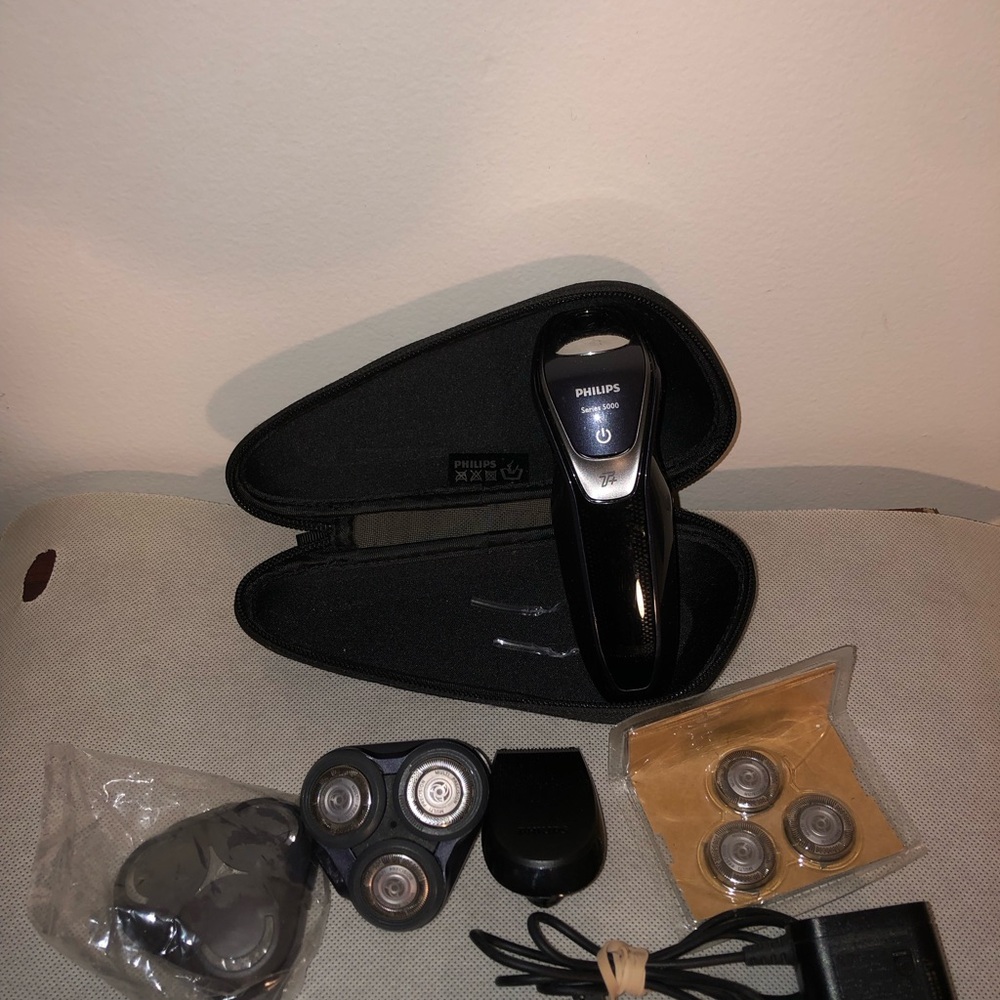 Philips Shaver Series 5000, Wet & Dry Electric Shaver, with SkinIQ Technology